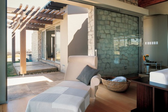 Sprecher House With A Relaxing And Neutral Interior