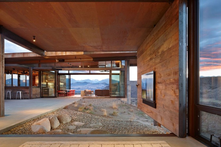 Studhorse Residence Interacting With The Surroundings