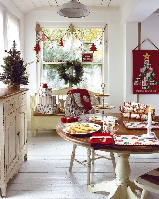 37 Stunning Christmas Dining Room Décor Ideas - DigsDigs