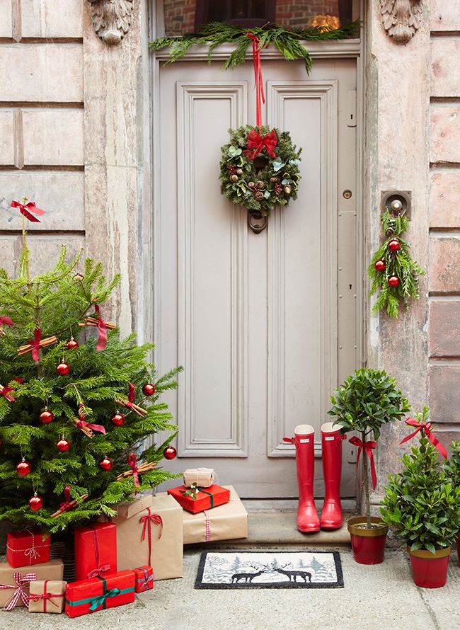 38 Stunning Christmas Front Door Décor Ideas  DigsDigs