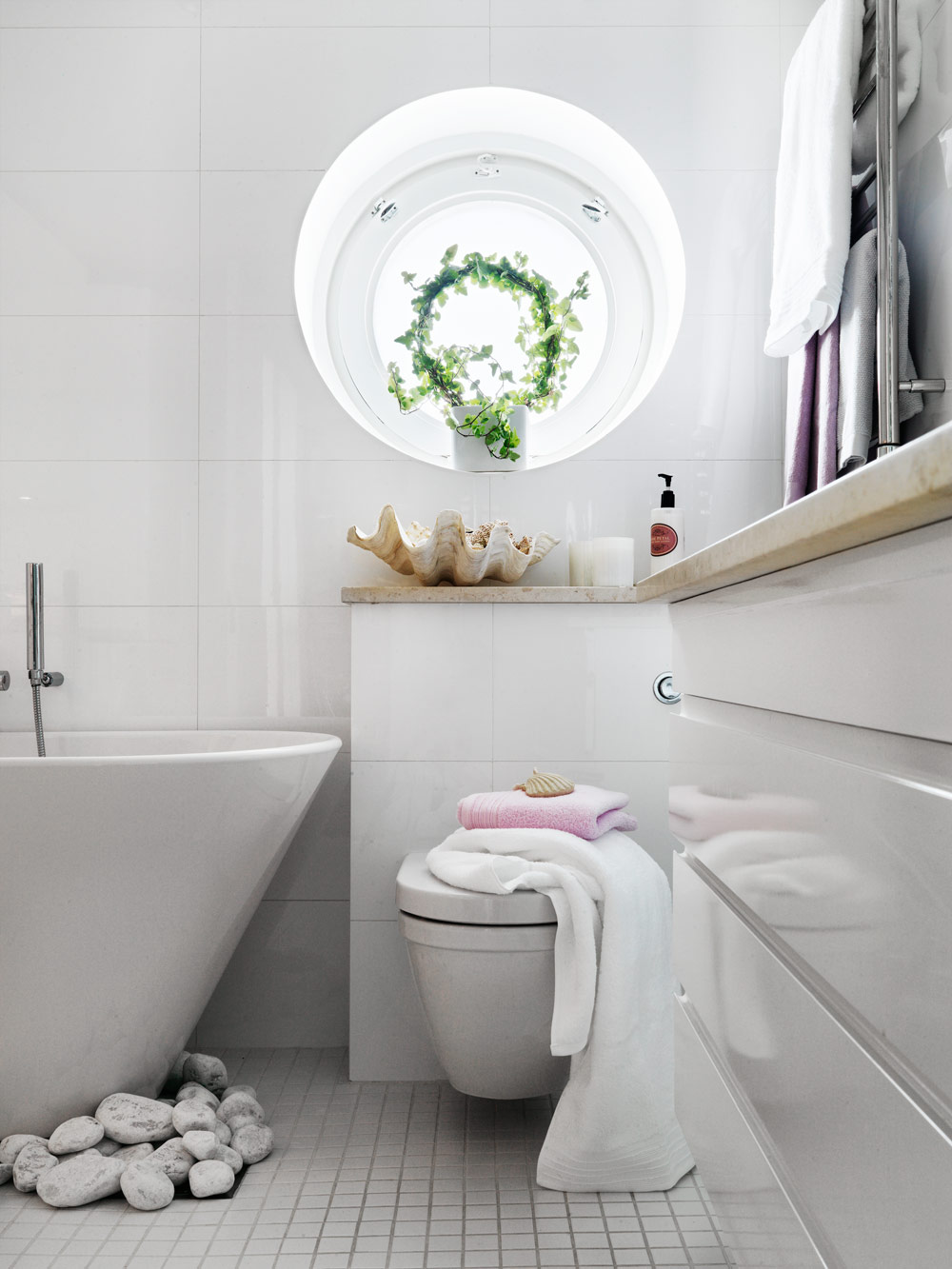 Stylish Small Bathroom With An Unusual Decor | DigsDigs