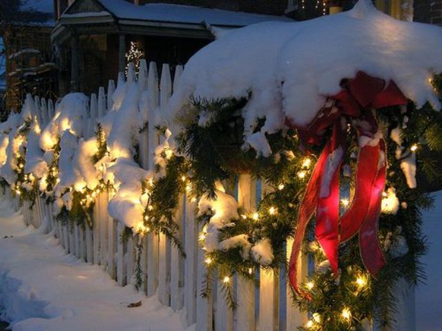 26 Super Cool Outdoor Décor Ideas With Christmas Lights | DigsDigs