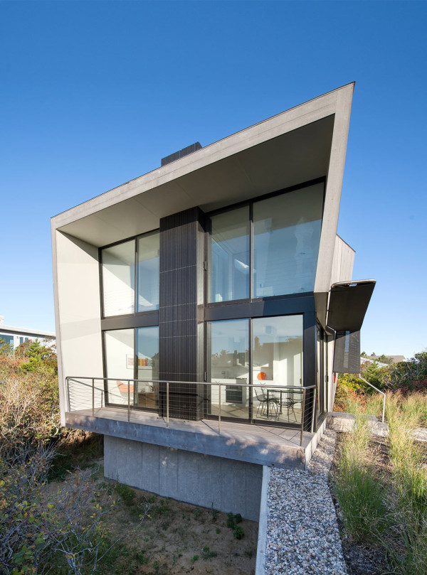 Tiny Two-Story Beach House With Geometric Design | DigsDigs