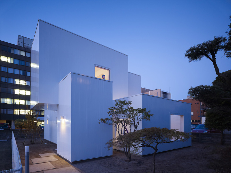 Ultra Minimalist House Made Of Boxes in Japan  DigsDigs