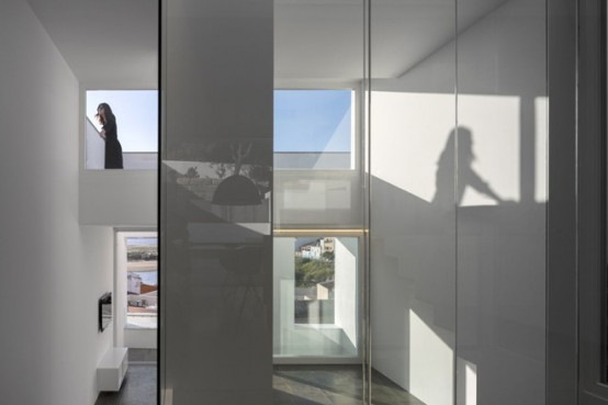 Ultra Minimalist House With Living Behind The Walls Concept Ultra Minimalist House With Living Behind The Walls Concept