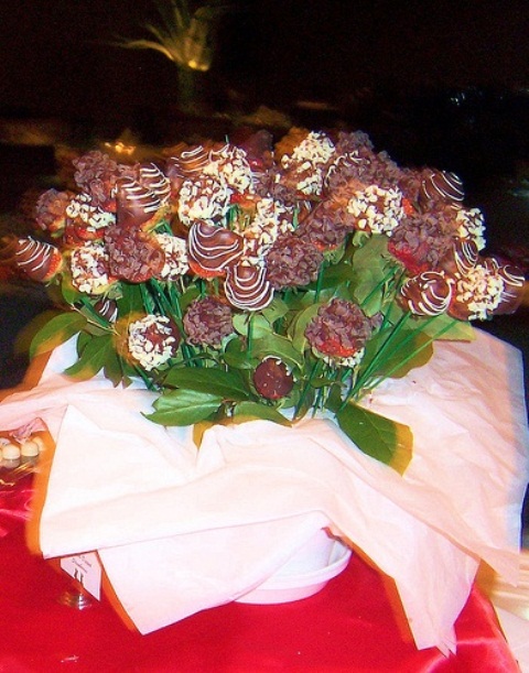26 Valentine’s Day Décor Ideas With Flowers, Fruit and ...