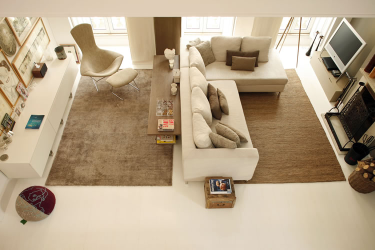 Luxury-living-room-design-with-sectional-sofa-pillows-