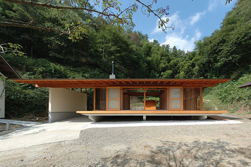 Japanese Wooden Weekend House by K2 Design | DigsDigs