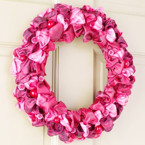 Wreath And Garland Ideas For Valentine's Day DigsDigs