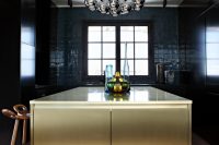 01 all-dark kitchen design with a shiny brass kitchen island