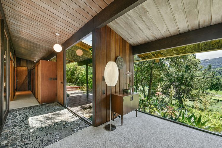 there's extensive glazing to feel like outdoors