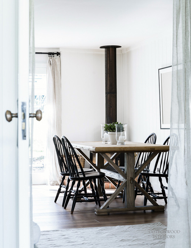 vintage black chairs create a contrast
