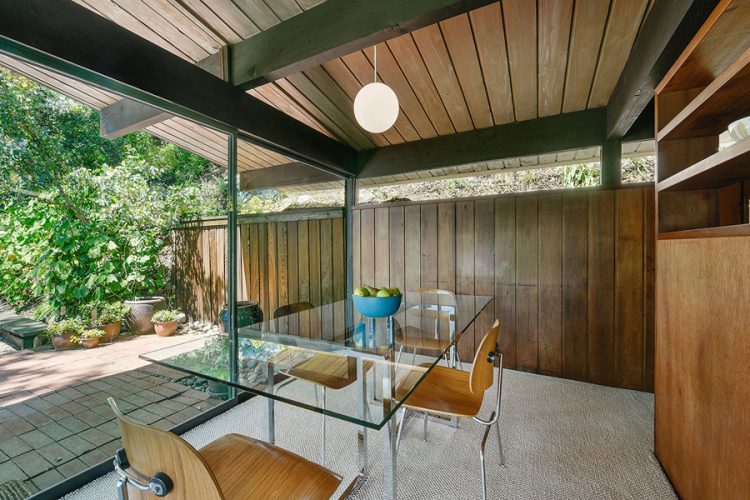 the dining area is opened to the terrace