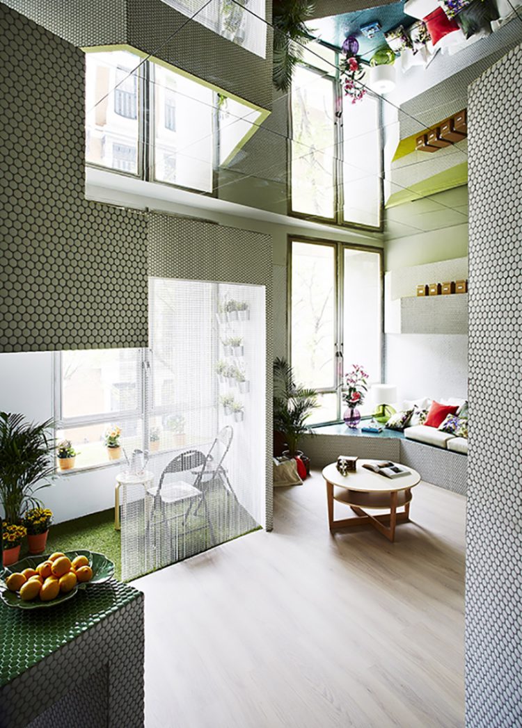 The use of mirrors on the ceilings contributes with the enhancement of the small area