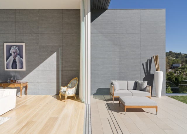 Light-colored wood on the floors looks very cozy
