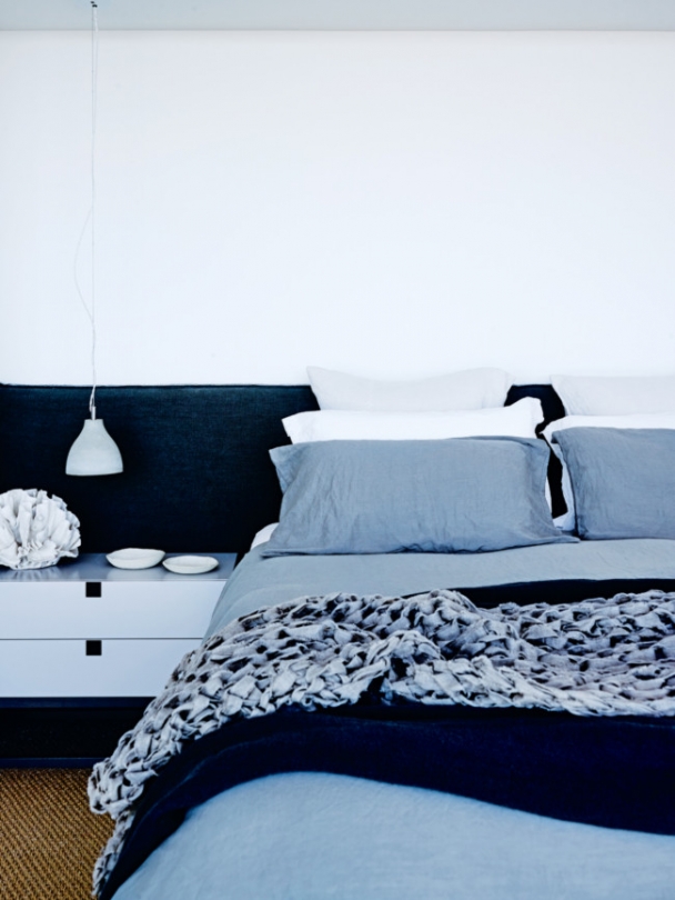 Colours and textures in the master bedroom reflect the ocean in a modern and subtle way