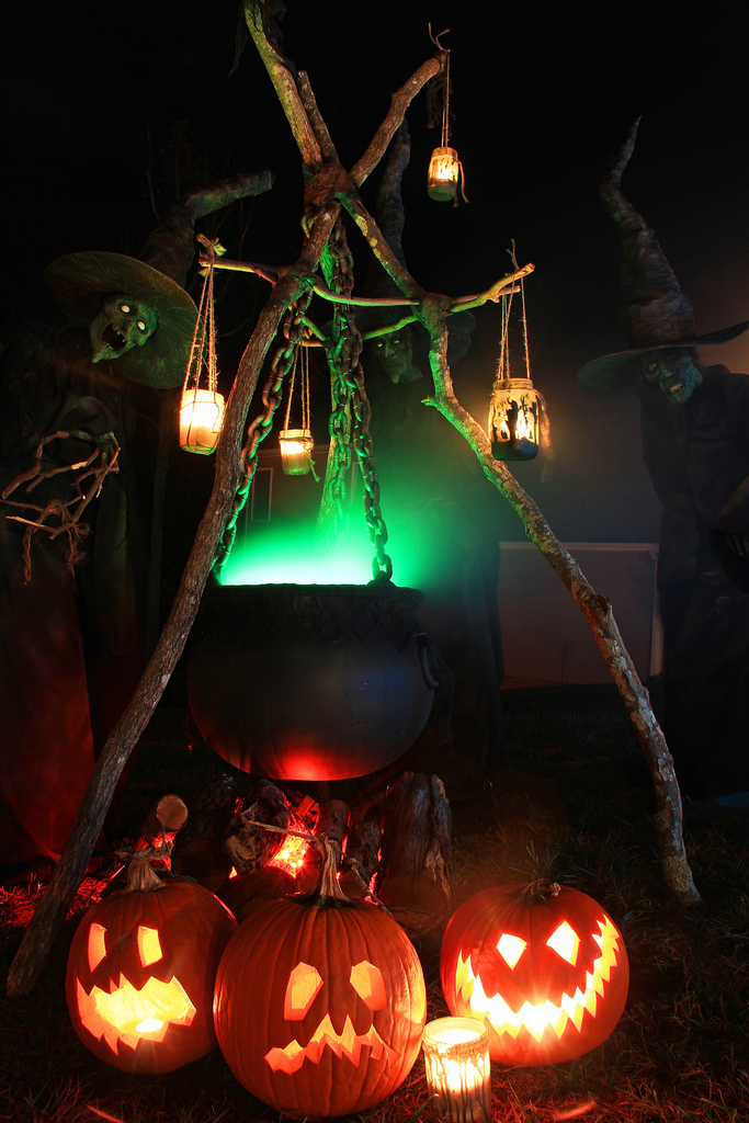125 Cool Outdoor Halloween Decorating Ideas - DigsDigs
