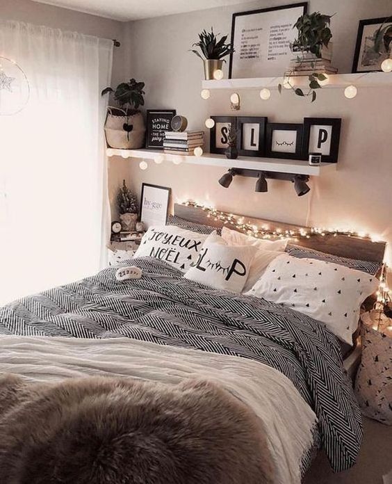 غرف نوم للفتيات المراهقات A-cozy-teen-girl-bedroom-with-a-bed-and-printed-bedding-shelves-with-lights-and-plants-books-and-magazines