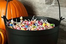 a cauldron with sweets and candies is a perfect solution for Halloween, it can be placed on the porch to treat all guests