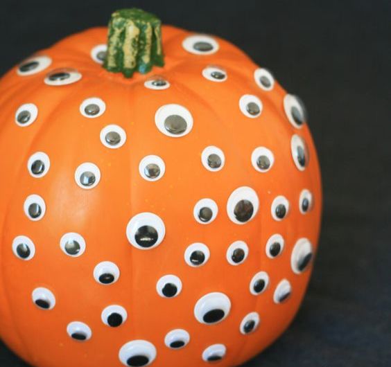 an all-seeing pumpkin is very easy to realize - just attach googly eyes to the piece and enjoy the look