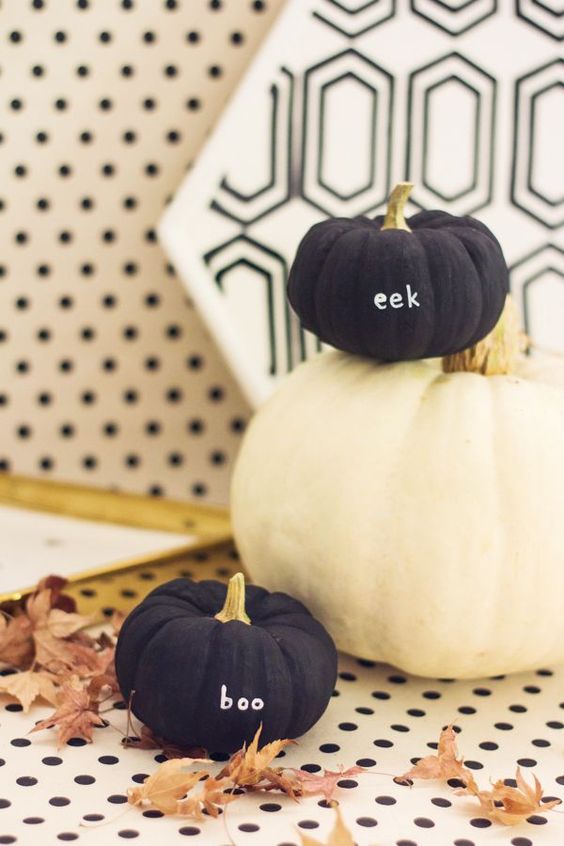 mini black pumpkins with letters are a chic and fresh modern idea to decorate your Halloween space