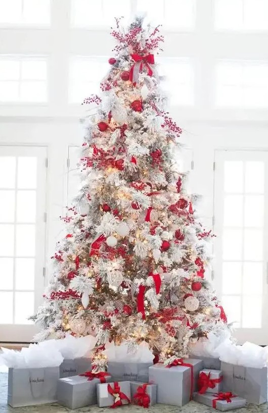 red and white Christmas tree decor is a bold solution and looks bold, contrasting and is always on top as it's classics