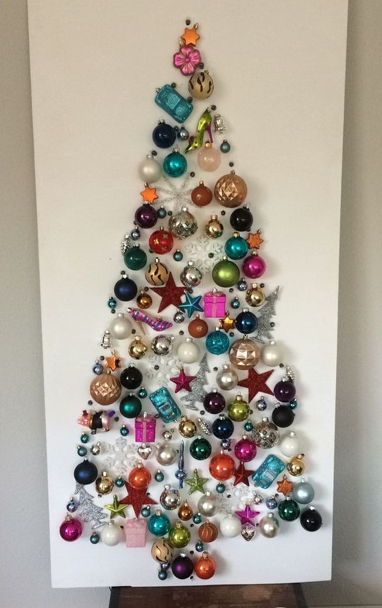 a Christmas tree wall art made of bright vintage ornaments is always a good idea and a very refined decoration