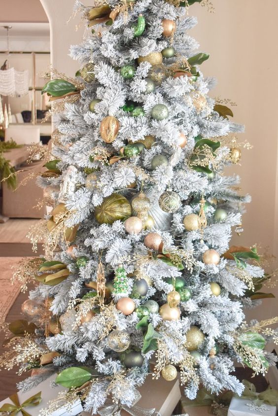 a beautiful green and gold Christmas tree with gilded branches, leaves and ribbons is a super glam and chic idea
