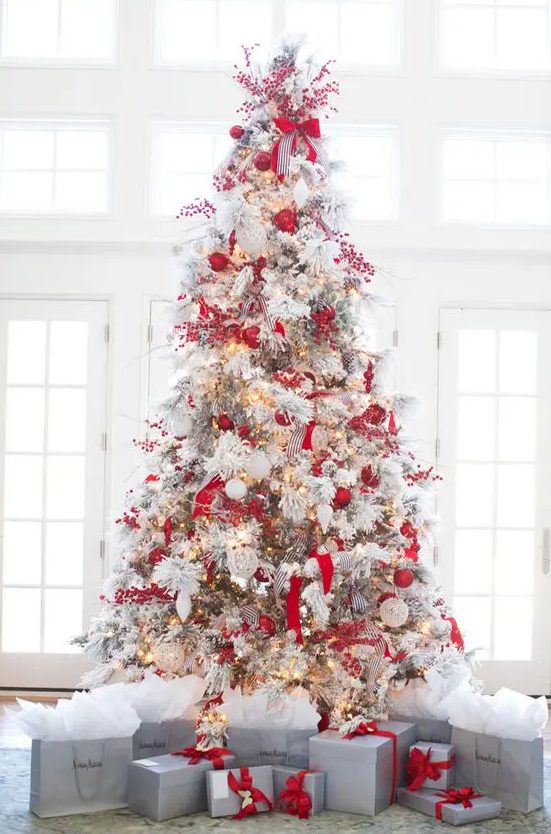 red and white Christmas tree decor is a bold solution and looks rather traditional