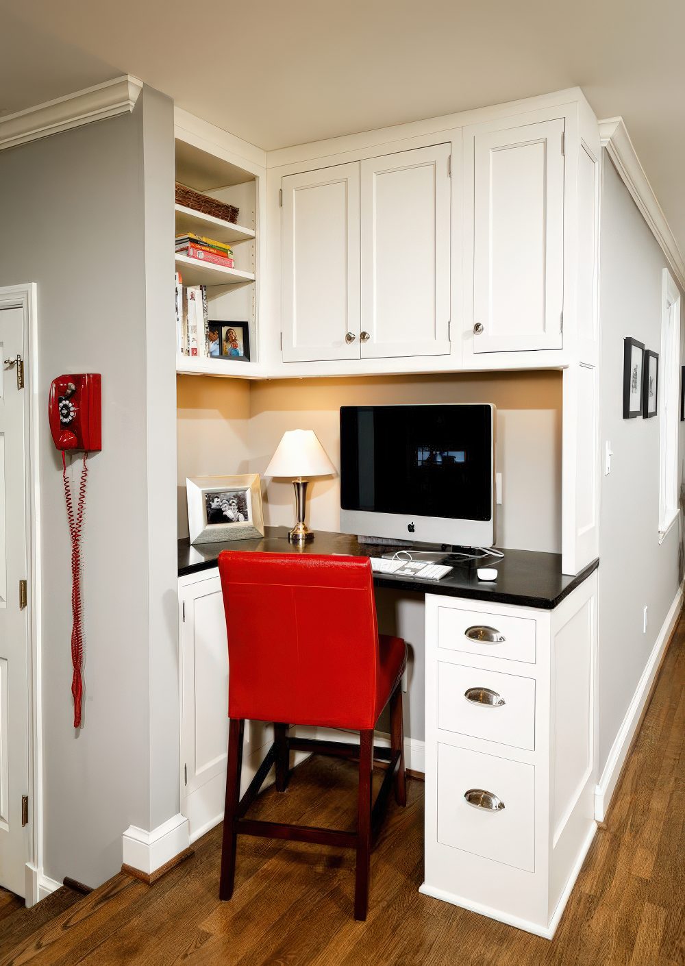 Featured image of post Home Office Design Ideas For Small Spaces / Scroll on for small office ideas from some of our favorite instagrammers that are minimalist, practical, and cute.