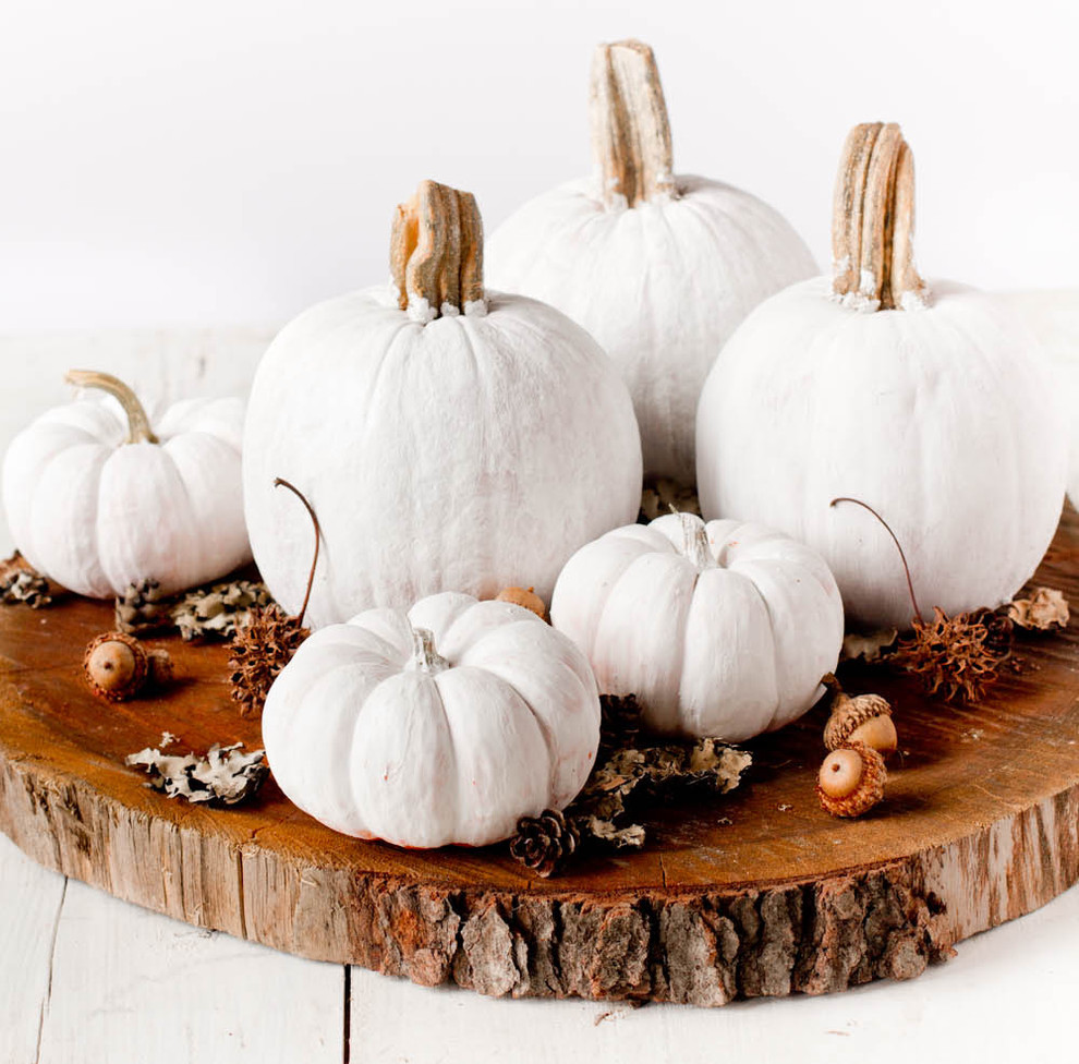 awesome pumpkin centerpieces for fall and halloween table A group of tiny pumpkins clustered together on a wood trunk's slice would make a perfect, easy to move centerpiece.