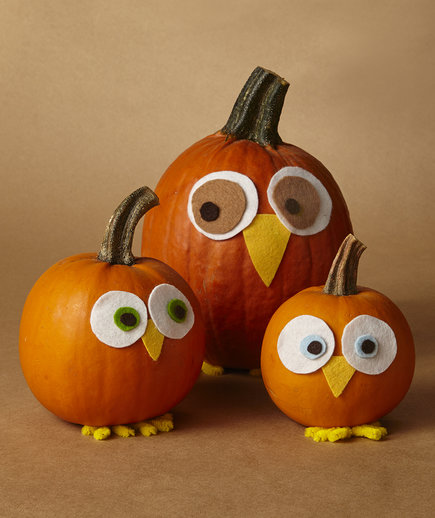If some of your kids have the birthday in Autumn, disguise a bunch of gourds as owls to make cool and fun centerpiece.