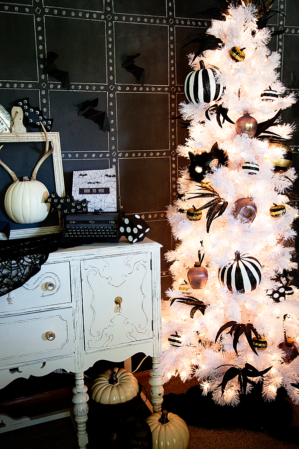 70 Ideas For Elegant Black And White Halloween Decor