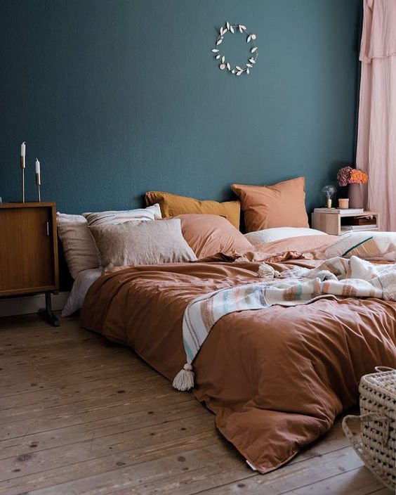 47 Cozy And Inspiring Bedroom Decorating Ideas In Fall Colors - DigsDigs