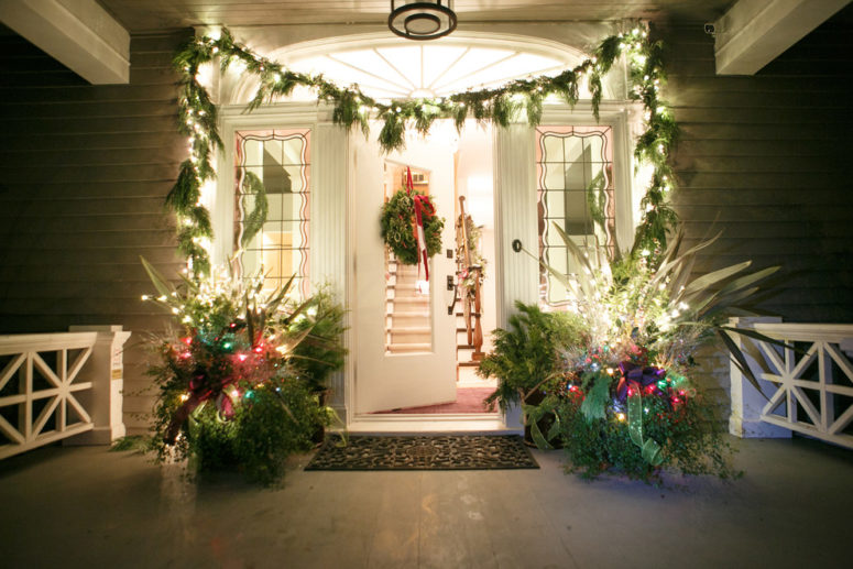 95 Amazing Outdoor Christmas Decorations - DigsDigs