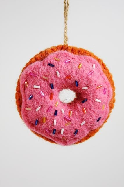 a delicious felt donut Christmas ornament with beads looks so beautiful that I'd like to eat it