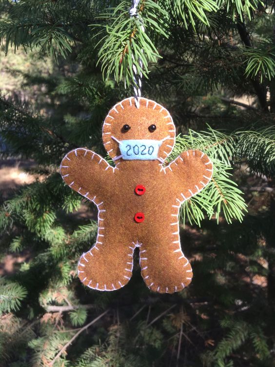 a gingerbread man Christmas ornament of felt, with a mask is a lovely idea to remind how we spent this year