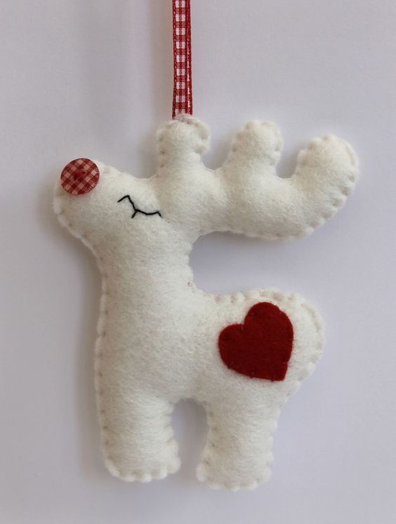 a pretty Rudolph deer with a red heart of felt is a lovely and fun ornament idea to rock