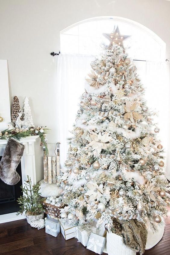 53 Exciting Silver And White Christmas Tree Decor Ideas - DigsDigs