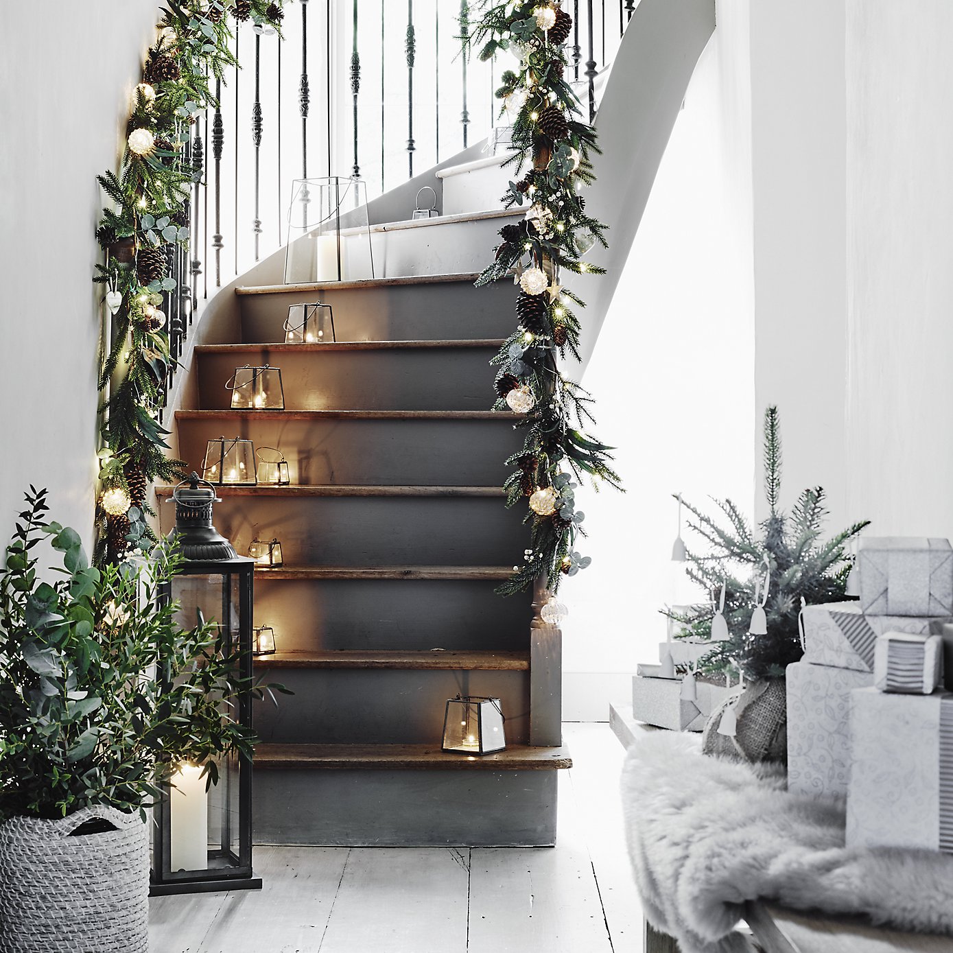 awesome christmas stairs decoration ideas