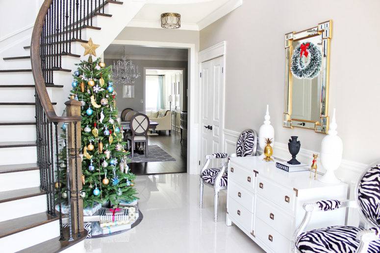 100 Awesome Christmas Stairs Decoration Ideas - DigsDigs