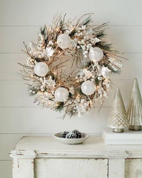 a gorgeous DIY Christmas wreath with white ornaments
