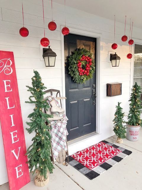 70 Cool Christmas Porch Décor Ideas - DigsDigs