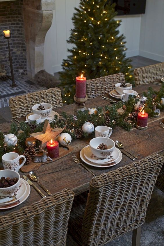 38 Inspiring Rustic Christmas Table Settings - DigsDigs