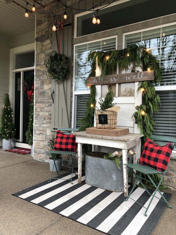 70 Cool Christmas Porch Décor Ideas - DigsDigs