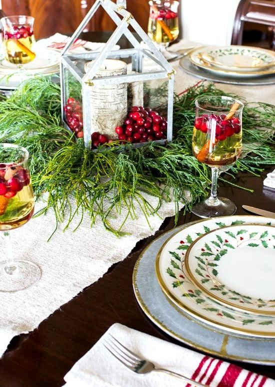 38 Inspiring Rustic Christmas Table Settings DigsDigs