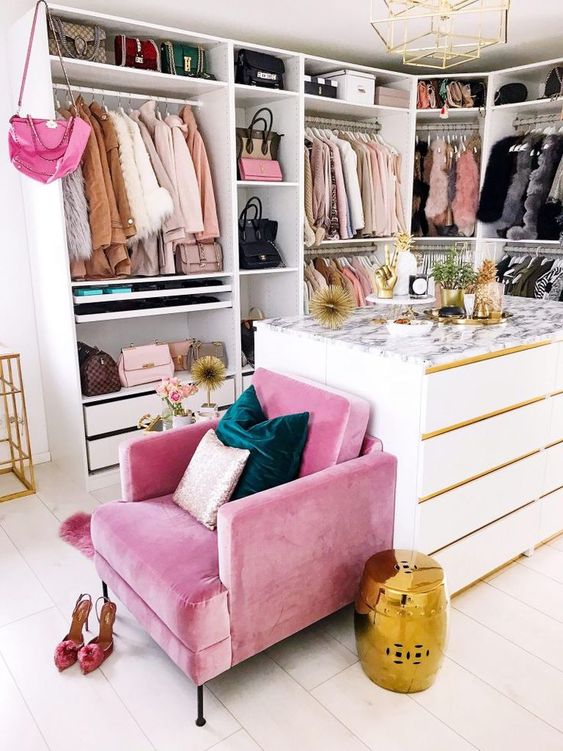 49 Pretty Feminine WalkIn Closet Design Ideas DigsDigs
