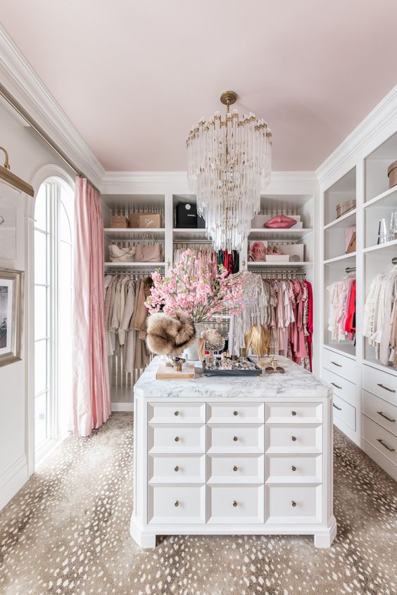 49 Pretty Feminine WalkIn Closet Design Ideas DigsDigs