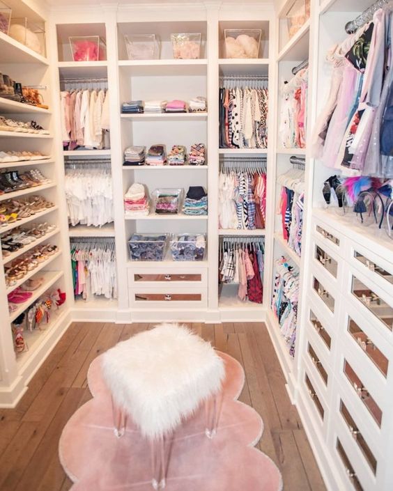 49 Pretty Feminine Walk-In Closet Design Ideas - DigsDigs