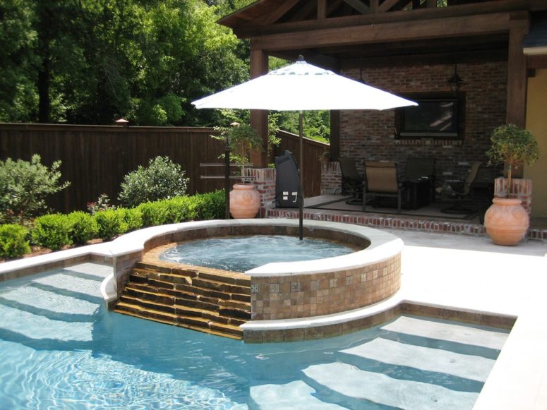 A simple umbrella would help to relax in a tub on a sunny day.